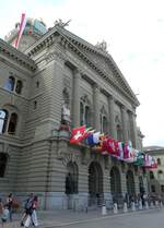 (278'281) - Fahnenbeschmcktes Bundeshaus am 1.