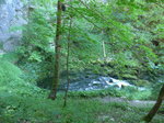 (173'164) - Der Bach kommt aus dem Felsen am 20.