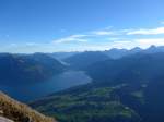 (155'800) - Aussicht vom Niesen auf den Thuner- und Brienzersee am 19.