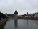 (148'940) - Die Kapellbrcke mit dem Wasserturm in Luzern am 16.