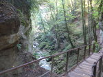 (175'200) - Auf einer Brcke in der Areuse-Schlucht am 25.