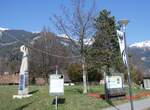 (259'792) - Denkmal fr oberlndisches Turnfest in Frutigen 2022 und Fahne von Frutigen am 29. Februar 2024 in Frutigen