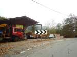 (130'327) - Im Frutigspissen Ladholz: Oben am Husweidlistutz mit Holzlager am 11.