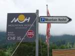 (153'576) - Hinweisschilder zum Mountain Hostel in Grindelwald am 3.