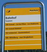 (252'597) - PostAuto-Haltestellenschild - Saanen, Bahnhof - am 11.