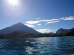 (130'132) - Der Niesen und Spiez vom Thunersee aus am 3.