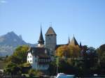 (130'134) - Das Schloss Spiez vom Thunersee aus am 3.