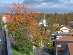 (222'589) - Die Kirche Spiez im Herbst am 24.