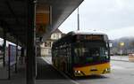 (283'245) - PostAuto Bern - BE 537'935/PID 12'347 - eSolaris am 16. Dezember 2025 beim Bahnhof Spiez