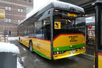 (284'121) - PostAuto Bern - BE 541'062/PID 12'352 - eSolaris am 10. Januar 2026 beim Bahnhof Spiez