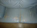 (131'662) - Wild deponiertes Sofa auf der Rampe vom BrockiShop am 18.
