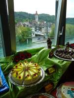 (144'507) - Quarktortenstcke und Pralinen mit der Schlosskirche Thun im Hintergrund am 21.