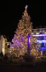 (282'394) - Weihnachtsbaum am 14. November 2025 auf dem Thuner Rathausplatz