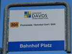 (241'121) - GEMEINDE DAVOS VERKEHRSBETRIEB-Haltestellenschild - Davos, Bahnhof Platz - am 12. Oktober 2022