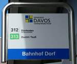 (241'135) - GEMEINDE DAVOS VERKEHRSBETRIEB-Haltestellenschild - Davos, Bahnhof Dorf - am 12. Oktober 2022