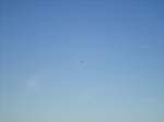 (139'863) - Ein Helikopter hoch ber dem Creux du Van am 17.