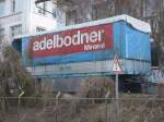 (159'266) - Alter Anhnger der Adelbodner Mineralquellen am 17. Mrz 2015 beim Bahnhof Arth-Goldau