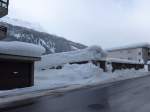 (148'804) - Zugeschneite Postautohaltestelle in Airolo am 9.