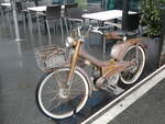 (270'002) - Moped Bianchi am 19. Dezember 2024 beim Bahnhof Brig