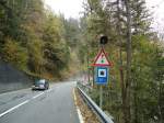 (130'326) - Im Frutigspissen Ladholz: Blinklichtsignal und Tunnelhinweis am Husweidlistutz am 11.