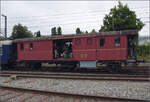 Der Museumszug der Sursee-Triengen-Bahn mit Tigerli E 3/3 8522 erreicht die SBB-Strecke in Sursee. Im Bild ist der Gepäckwagen D3 54 der ST. August 2024.