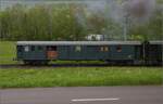 Vapeur Val-de-Travers: Train  Au fil de l'Areuse .

Der F4 11827 der SBB ist heute im Val Travers unterwegs. Als Kche hat er bei VVT eine neue Aufgabe gefunden. Couvet, Mai 2023.

