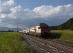 Bahn 2000-Wagen, geschoben von Re 460 110 'Mariaberg' bei Bettenhausen.