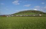 Re 460 107 'Glärnisch' mit einem gewürfelten IC 2000-Zug.