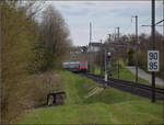 Re 450 102 mit einer S-Bahn Z�rich bei Lottstetten.
