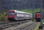 Re 450 028 mit einer S-Bahn Zürich im Bahnhof Hüntwangen-Wil. April 2026.