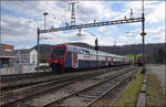 Re 450 028 mit einer S-Bahn Zürich im Bahnhof Hüntwangen-Wil. April 2026.