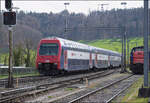 Re 450 028 mit einer S-Bahn Zürich im Bahnhof Hüntwangen-Wil. April 2026.