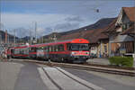 Re 4/4 III 11350 mit den beiden frisch renovierten Wagen der OeBB fährt in Balsthal ab.