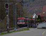 Re 4/4 III 11350 mit den beiden frisch renovierten Wagen der OeBB in der Klus unterwegs.