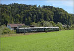 150 Jahre Tsstalbahn.

Der ABDe 4/4 12 'Weinfelden' des Vereins historische Mittelthurgaubahn unterwegs bei Juckeren auf der Tsstalbahn. Nicht ganz vorbildgetreu ist der Steuerwagen BDt 205, denn bei der MThB hatten die Triebwagen das Gepckabtei ...
