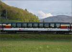 Panoramawagen der SBB im Zug mit Re 460 037 'Val de Ruz'. Thürnen, April 2022.