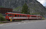 Steuerwagen ABt 4193 der MGB an der Spitze zweier Wagengarnituren auf dem Abstellgleis.