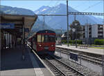 In Meiringen fährt HGe 101 965 mit EW-I-Steuerwagen BT 905 voraus nach Interlaken ab.