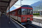 In Meiringen wartet HGe 101 965 mit EW-I-Steuerwagen BT 905 voraus auf die Abfahrt nach Interlaken.