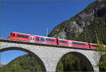 Ein Alvra-Steuerwagen vor dem  Alvra-Gliederzug und weiteren Wagen wird von Ge 4/4 644 'Savonign'  von St. Moritz nach Chur gebracht. Hier im Albulatal zwischen Preda und Berg�n. September 2026.