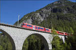 Ein Alvra-Steuerwagen vor dem  Alvra-Gliederzug und weiteren Wagen wird von Ge 4/4 644 'Savonign'  von St. Moritz nach Chur gebracht. Hier im Albulatal zwischen Preda und Berg�n. September 2026.