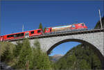 Ge 4/4 644 'Savonign' bringt einen Interregio von St. Moritz nach Chur. Hier im Albulatal zwischen Preda und Berg�n. September 2026.