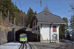 Nur Bt 352 darf nach draussen, im Tunnel Bt 351 und BDeh 4/4 313.