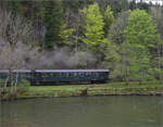 Train du Terroir.

B4 3924  auf Strecke  entlang der Areuse zwischen St-Sulpice und Fleurier. Mai 2024.