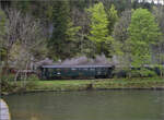 Train du Terroir.

B4 3933  auf Strecke  entlang der Areuse zwischen St-Sulpice und Fleurier. Mai 2024.