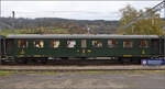 Schwerer Stahlwagen B4ü 3933 in genieteter Bauweise im Bahnhof Travers. Oktober 2025.