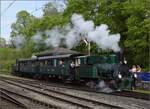 Shuttleservice beim Brauereifest Feldschlösschen. 

Das werkseigene Chnurrli E 2/2 5666 mit den Sihlthaler Plattform-Zweiachsern und E 3/3 8512 sind als Pendelzug unterwegs. Rheinfelden, April 2023.