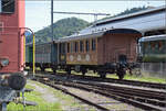 150 Jahre Tsstalbahn.

Der Wagen BC 203 wurde 1910 durch die damals noch junge Bodensee-Toggenburg-Bahn von der Waggonfabrik Schlieren AG beschafft. 1978 wurde er von der BT umgebaut und in den ersten Museumszug der Schweiz als Jass-Wagen integriert. 2012 kam er zu Dampflokiclub Herisau und 2015 zum DVZO. Nach heutigen Massstben ist ein solcher Umbau zwar eine historische Katastrophe, aber durch viele Fernsehbertragungen war der Wagen in der ganzen Schweiz bekannt und nicht zuletzt war der Kitschumbau auch seine Rettung vor dem Schneidbrenner. Bauma, September 2025.