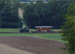 Der Zugschluss mit dem Transportgut, einem Wagen der Genfer Strassenbahn und Tm IV 232 164 bei Oberbuchsiten.