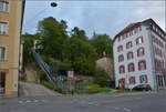Alternative f�r das Treppensteigen zum h�her gelegenen Bahnhof Le Locle. Juli 2021.